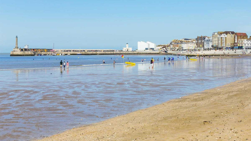 Suspected Palm Oil Spill Forces Temporary Closure of Three Beaches in Eastern England