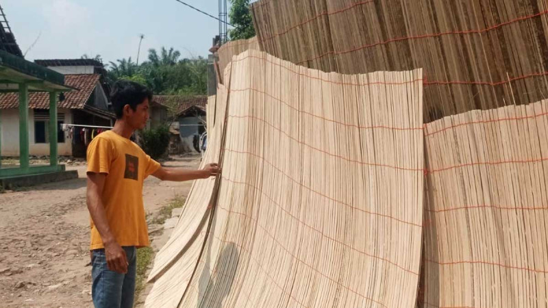 Palm Frond Blind Business Booms as Indonesia's Dry Season Drives Demand